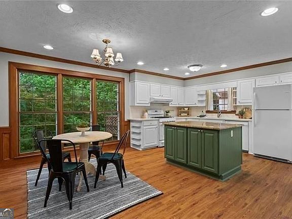 5th image of 1052 Evelyn Ln SW