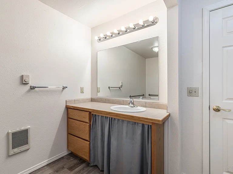308 W 3rd St #7 — Photo 8
