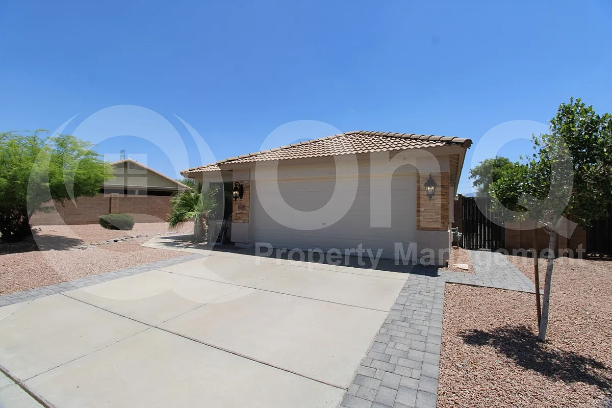 4 bed, 2.0 bath, 1678 sqft, $2,099 — Photo 4