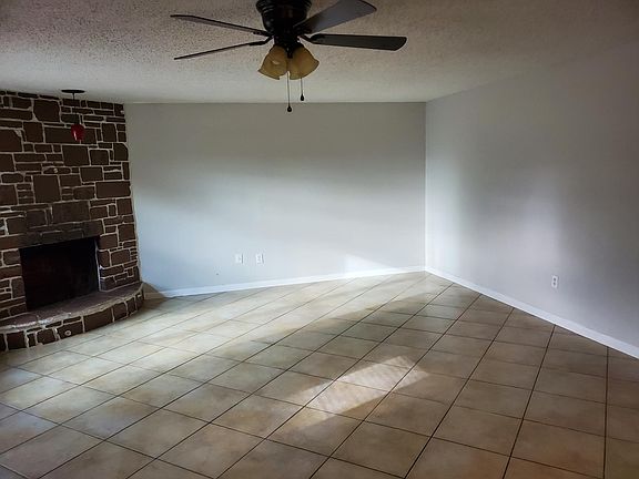 4th image of 32 Meadow Wood Ln