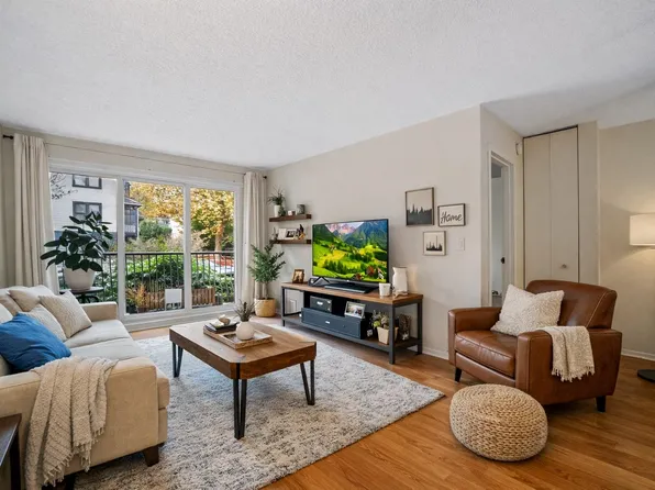 2033 Triumph St #229, Vancouver, BC V5L 4X3