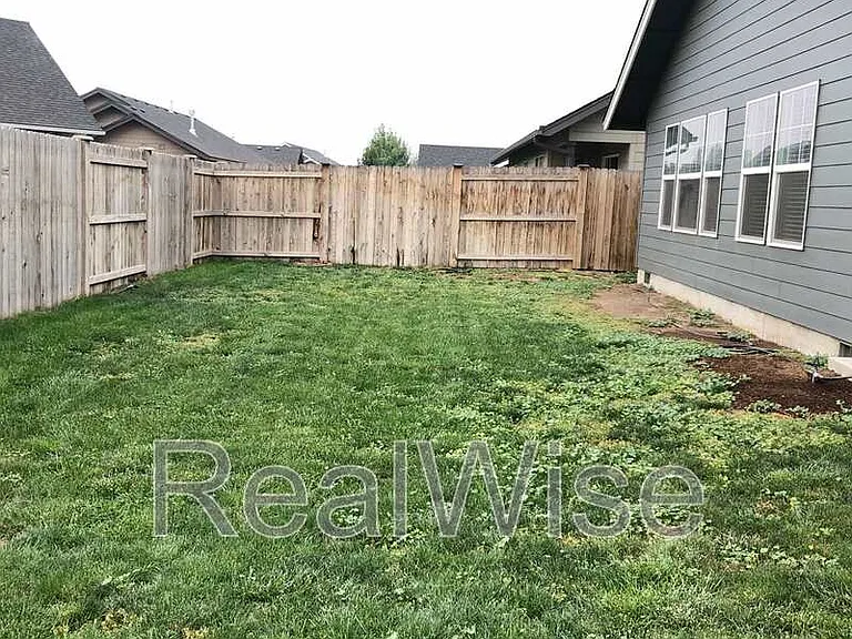 474 NE Oak Ave — Photo 14