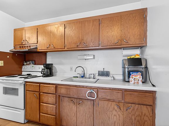 4th image of 202 E Rees St