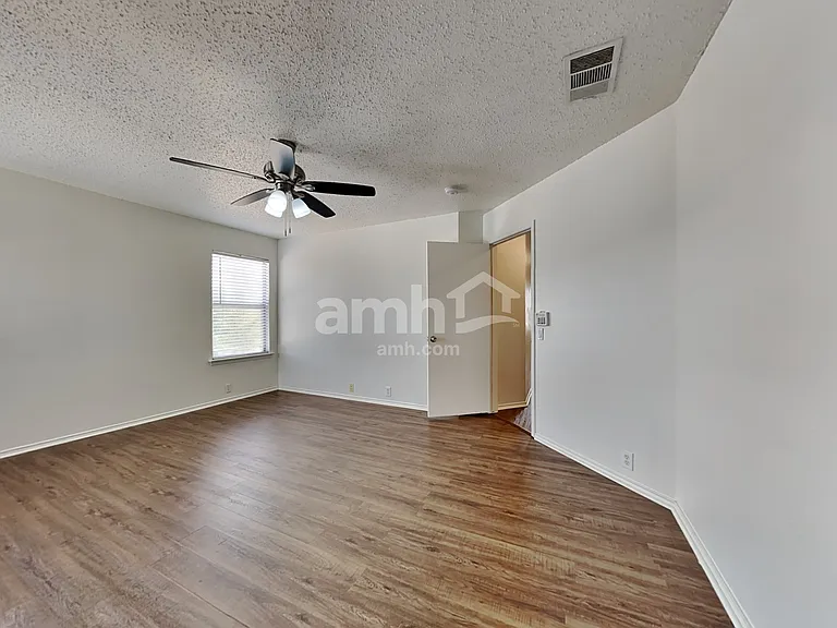 6735 Ambercrest Dr — Photo 10