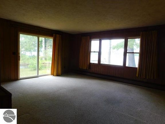 4th image of 5675 E Shore Dr NE