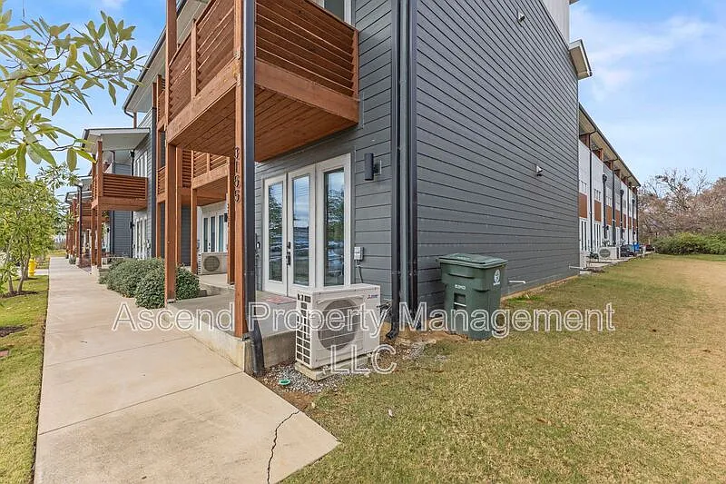 2 bed, 2.0 bath, 1350 sqft, $1,899 — Photo 2
