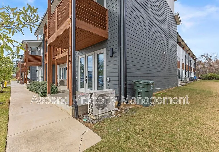 3155 Saint Elmo Ave #10 — Photo 2