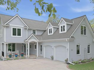 N67W33001 Oak Ridge Ln, Hartland, WI 53029