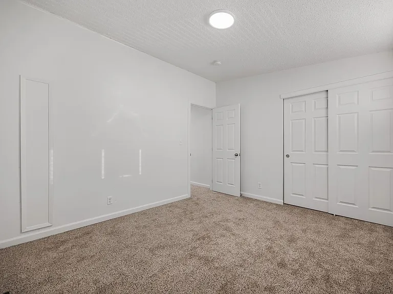 1345 N Devon Ave — Photo 21