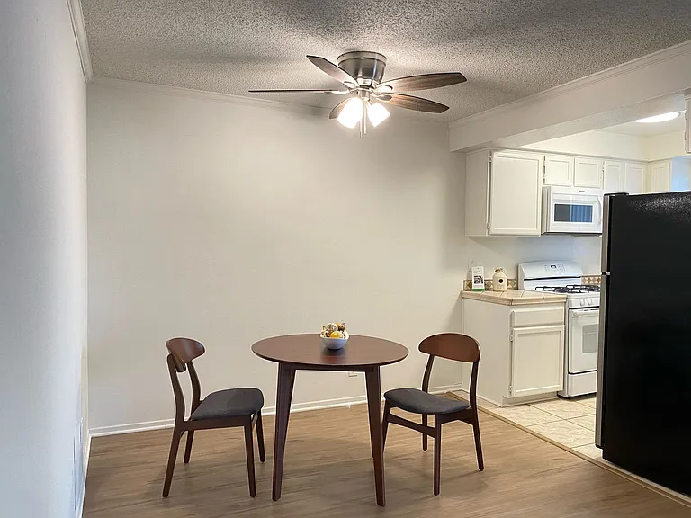 Farmdale Court Apartments — Photo 16