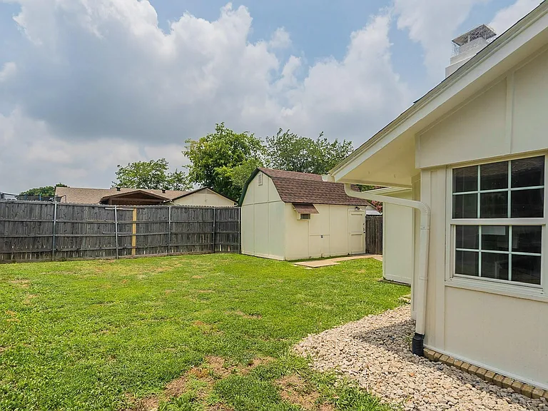 2112 Cedarcrest Dr — Photo 13