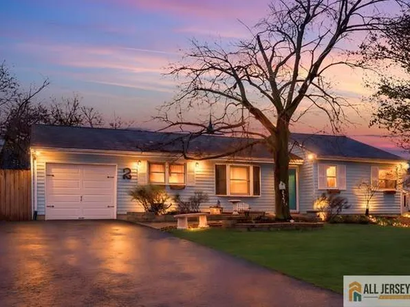 2 Blair Rd, Kendall Park, NJ 08824