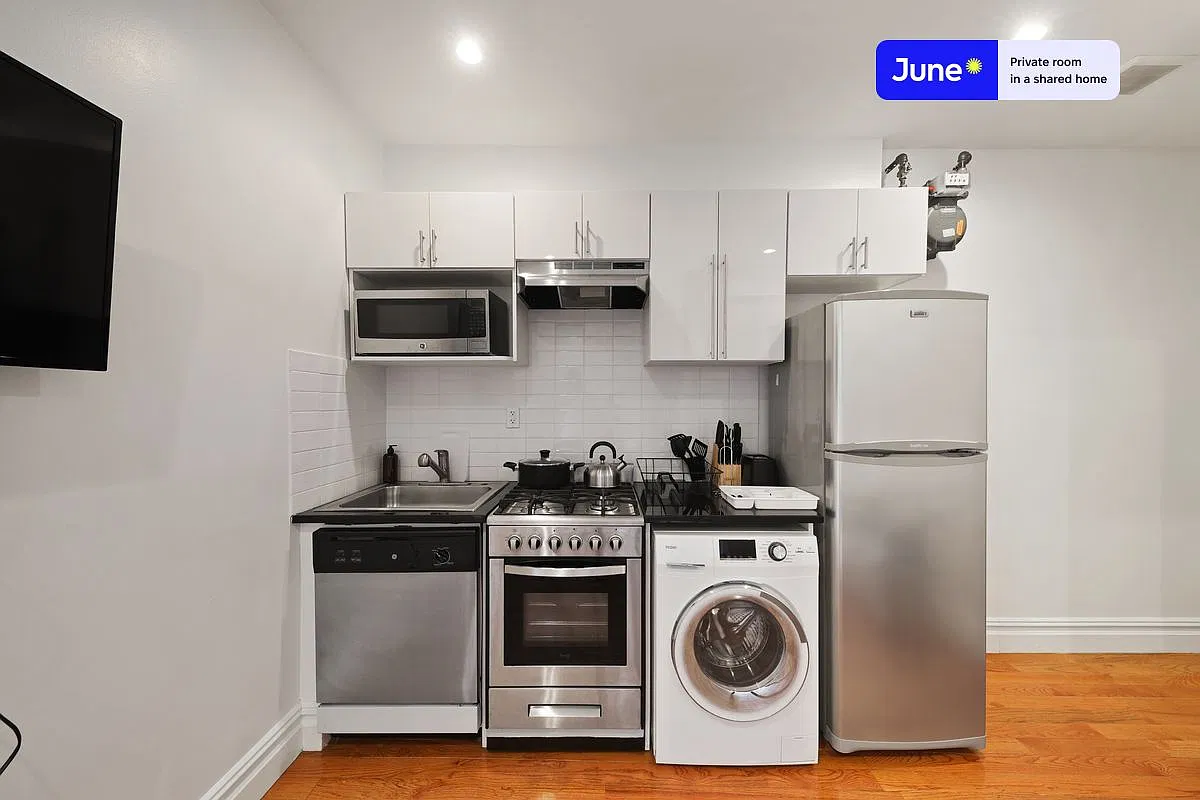 Queen bedroom in 2 bed/1 bath home in Columbus Circle #710 A — Photo 2