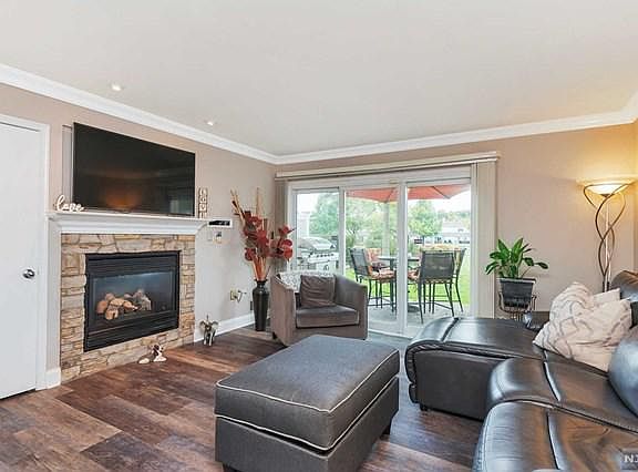 3rd image of 46 Toms Point Ln