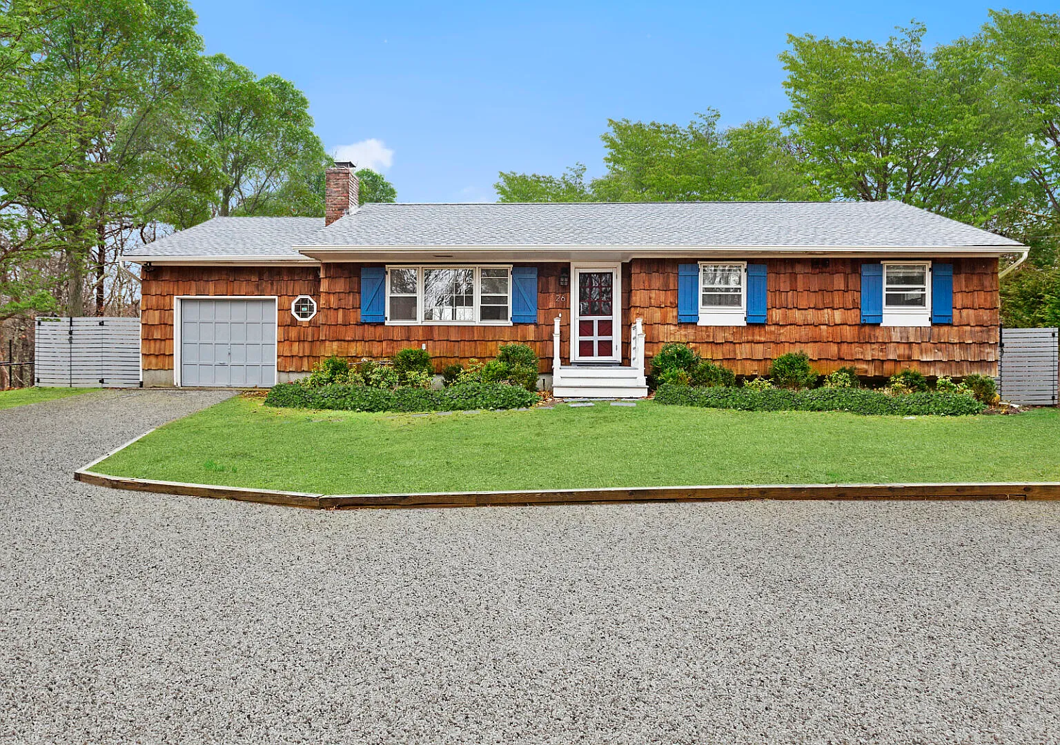 Modern and Cozy East Hampton Home Centrally Located — Photo 2