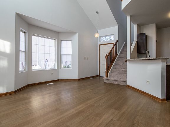 5th image of 572 Pinebrook Dr