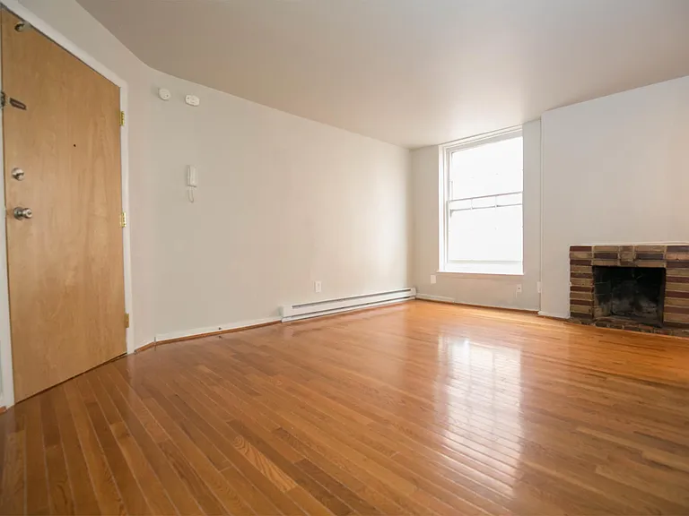 927 Pine St #303 — Photo 3