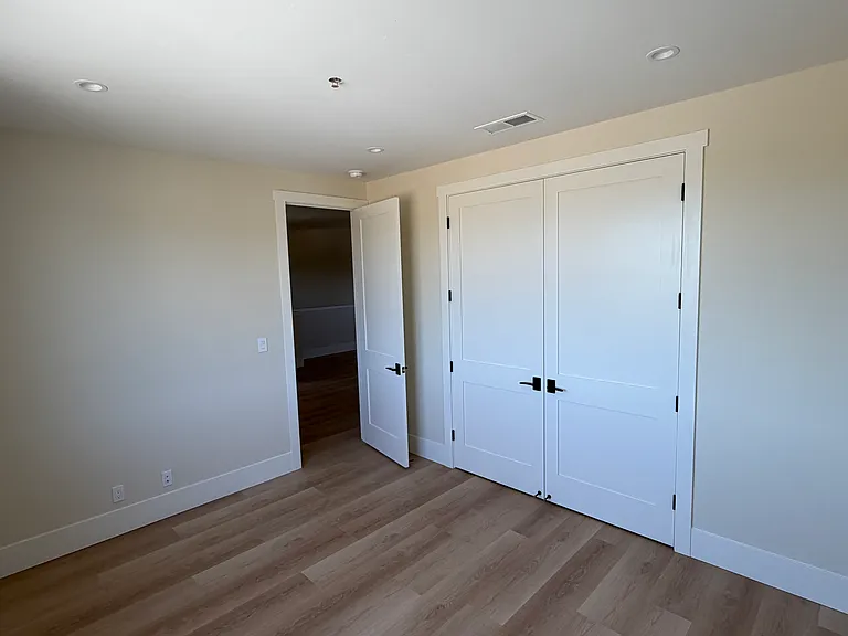 565 Seymour St — Photo 2