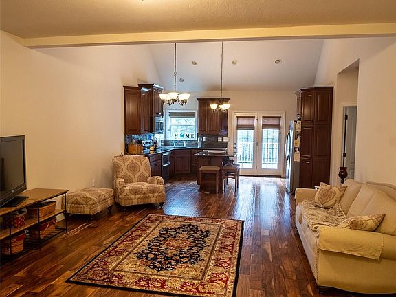 3rd image of 140 Berkshire Cir