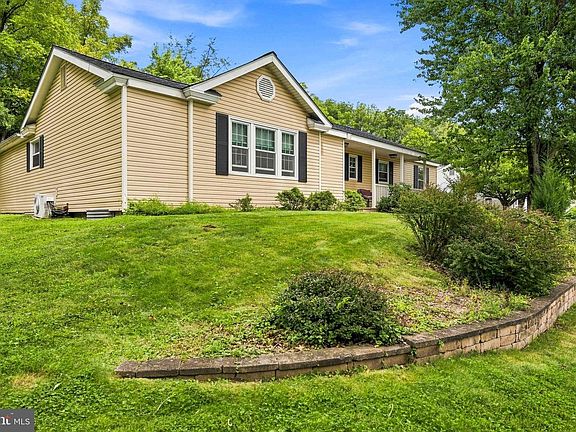 3rd image of 2941 Pheasant Run Rd