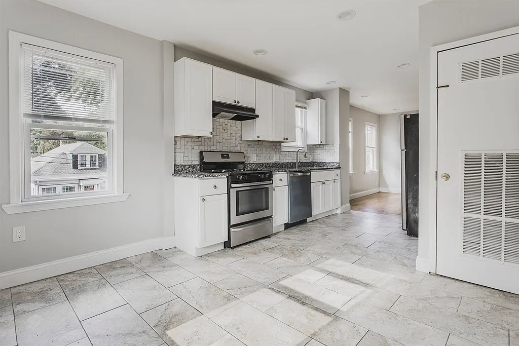 3 bed, 1.0 bath, 1100 sqft, $3,500 — Photo 3