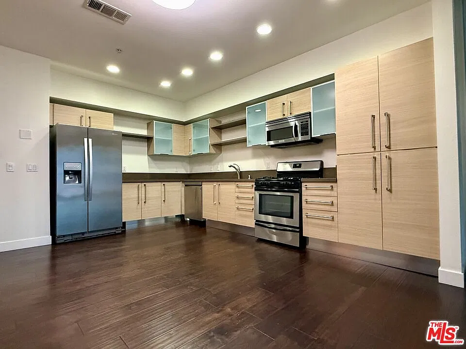 2 bed, 2.0 bath, 1140 sqft, $3,000 — Photo 4