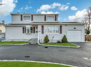 569 N Greene Ave, Lindenhurst, NY 11757