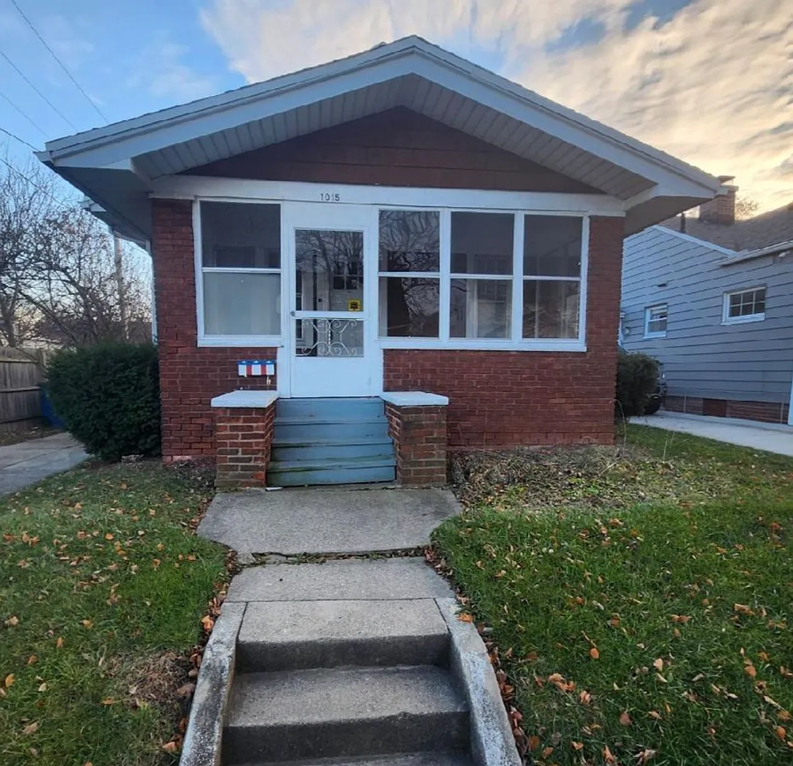 2 Bed 1 Bath — Photo 1