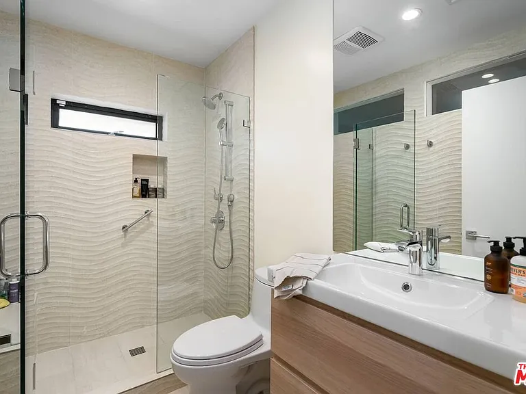 939 N Beverly Glen Blvd — Photo 4
