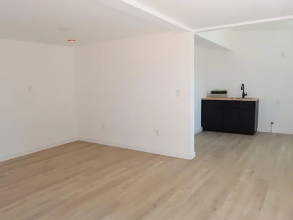 2nd image of 1427 Lakeshore Ave #1