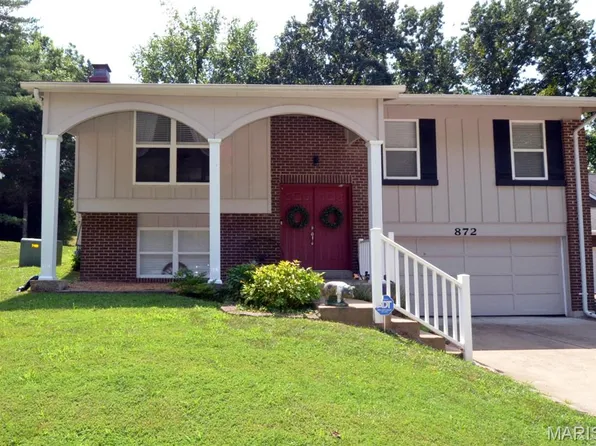 872 Village Brook Ct, Ballwin, MO 63021
