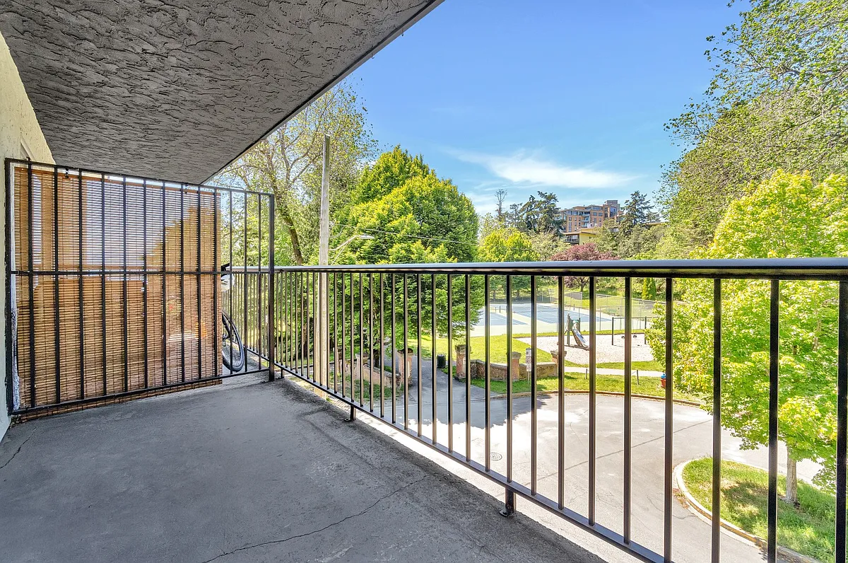 707 Esquimalt Rd — Photo 3