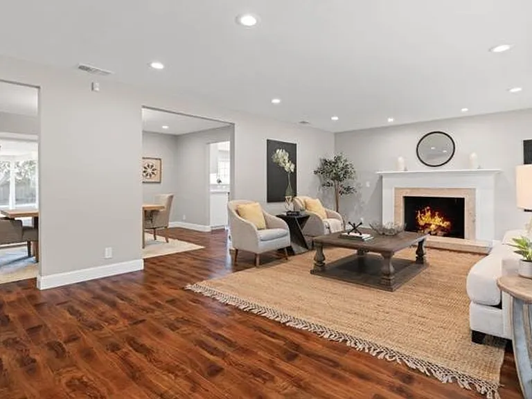 1261 Davis Ave — Photo 2