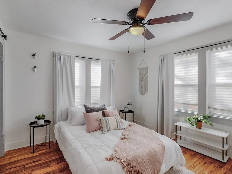 221 Girard Blvd SE — Photo 18