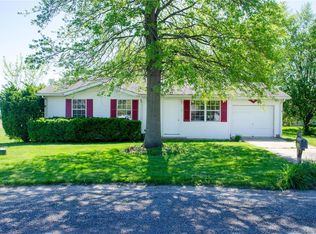 11 Adams St, Smithton, IL 62285
