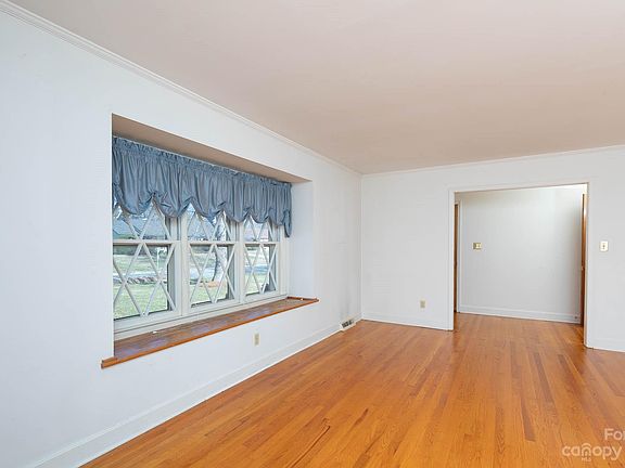 3rd image of 1613 Nottingham Dr