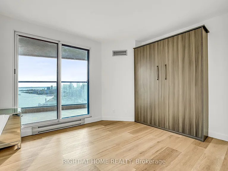 99 Harbour Sq #3008 — Photo 37