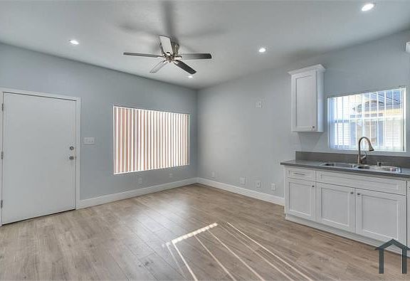 3rd image of 4284 S Hobart Blvd