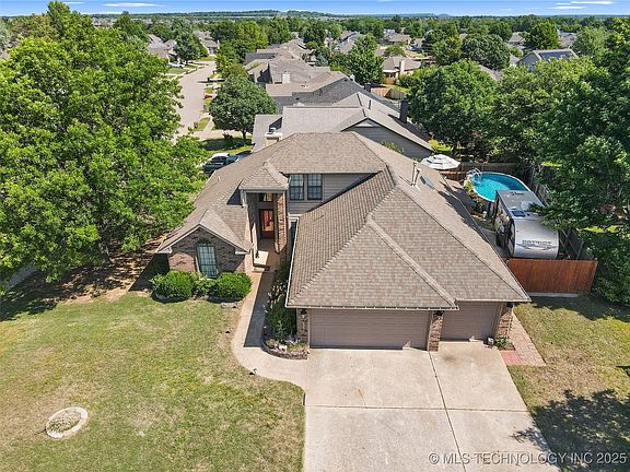 4th image of 302 E Granger Pl