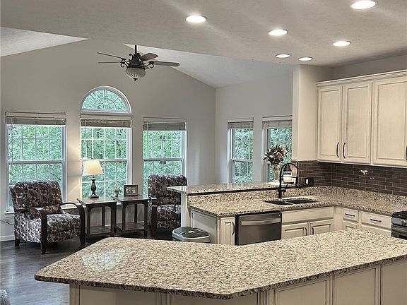 5th image of 887 Willow Creek Dr