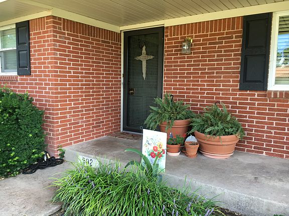 3rd image of 902 E Ivy Ave