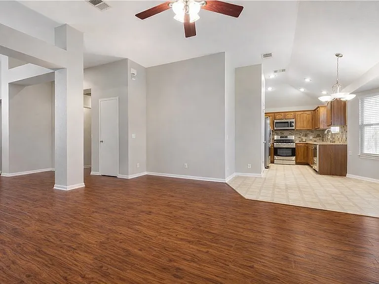 141 Goddard — Photo 8