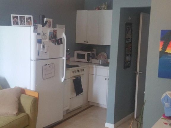 4th image of 812 NE 8th Ave APT 2