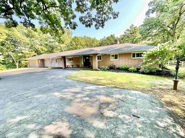 7221 Kinnikinnick Dr, Roscoe, IL 61073