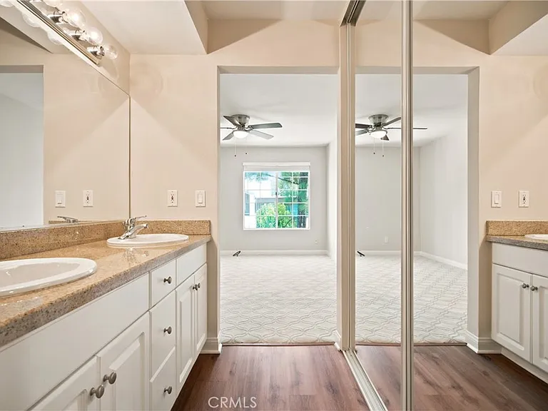 5540 Owensmouth Ave #306 — Photo 20