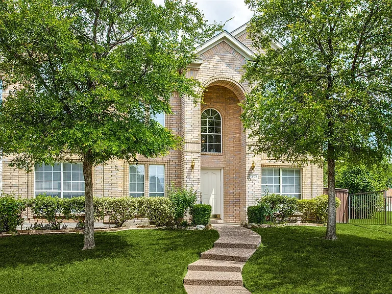 1402 Sunshine Dr — Photo 2