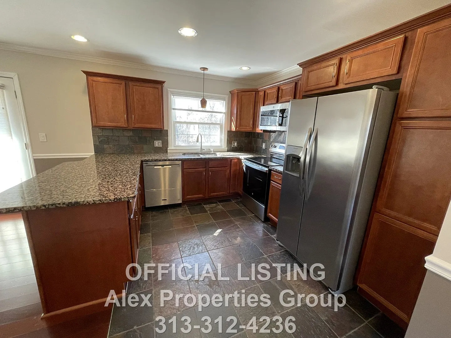 3 bed, 1.5 bath, 1295 sqft, $2,595 — Photo 2