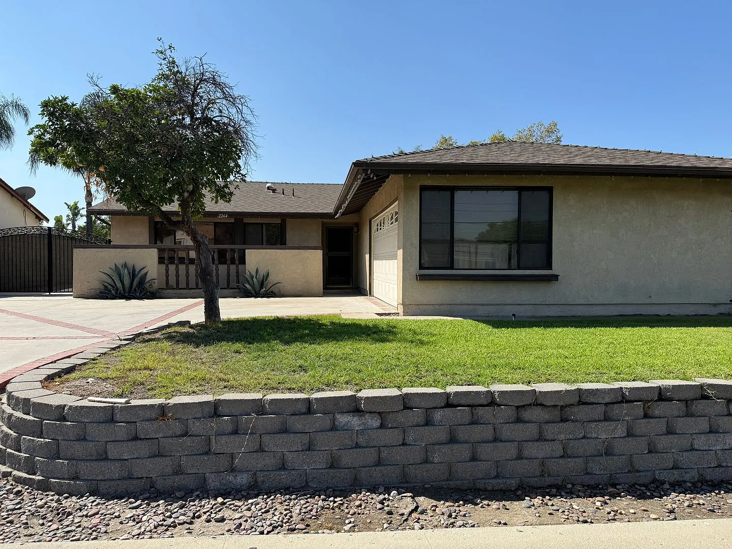 3 Bedroom, 2 Bathroom Single Story Home in Central Simi Valley — Photo 1