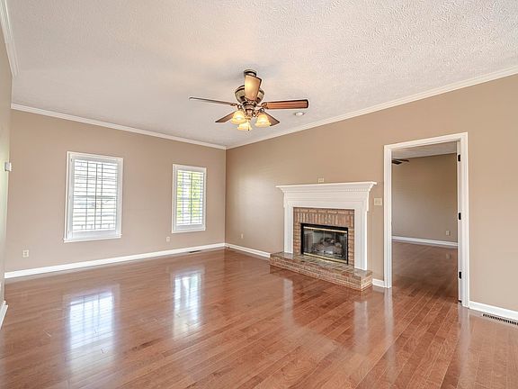 3rd image of 565 Bowen Dr