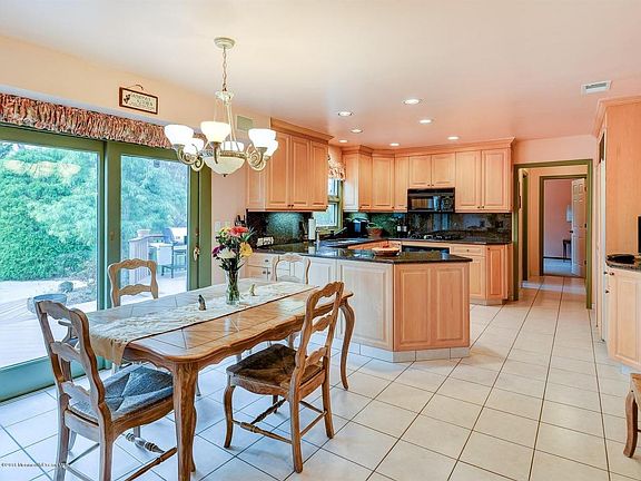 3rd image of 15 Thomas Dr